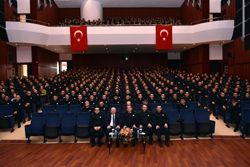 La conferencia titulada "Las Empresas Turcas en el Proceso de Globalización" fue impartida por el Dr. Superior Ingeniero Mustafa Sani Şener