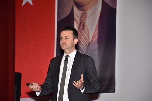 La conferencia titulada "La manera fácil de dejar de fumar (método de Allen Carr)" fue impartida por el terapeuta especialista Aydoğan Tantürkü