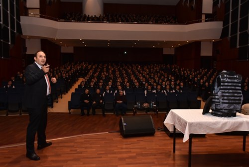 La Conferencia titulada “Balística de heridas y materiales de protección balística” fue realizada por Prof. Asoc. G.İbrahim Öğünç